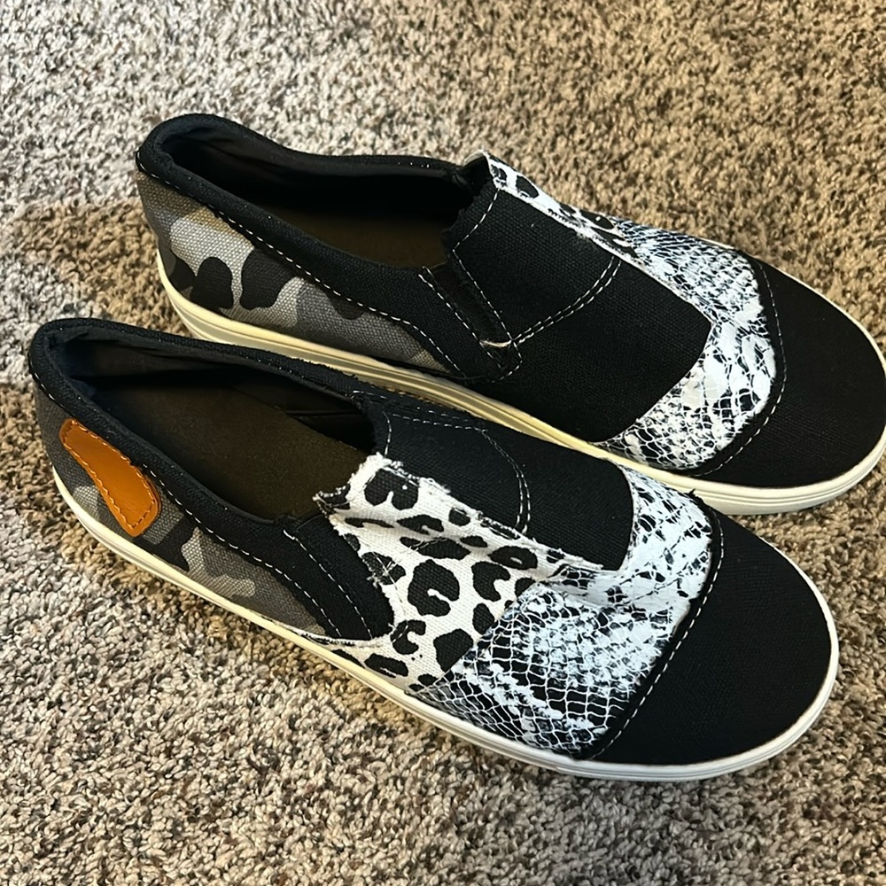 Womens Black/white/Gray camo size 8 womens sneakers